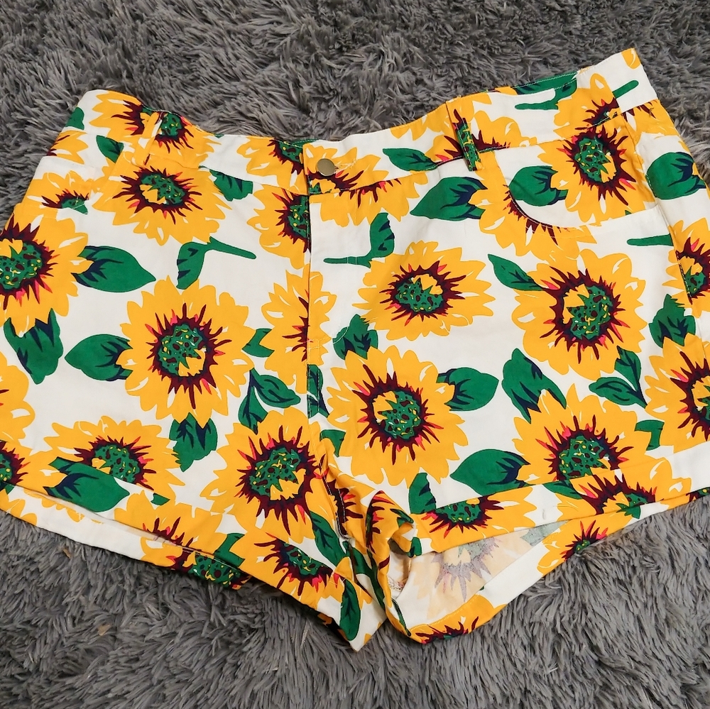 Plus Size - Sunflower Summer Shorts
